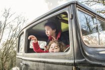 Дети играют в винтажном автомобиле — стоковое фото