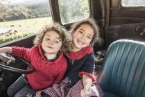 Crianças brincando no carro vintage — Fotografia de Stock