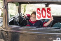 Дівчина тримає SOS реєстрацію — стокове фото