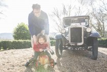 Ragazzo seduto su trattore giocattolo — Foto stock