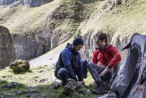 Due alpinisti che piantano tenda — Foto stock
