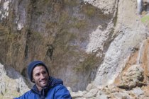 Альпініст, сидячи в порізаного рельєфу — стокове фото