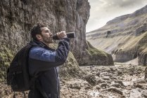 Alpinista che beve dalla bottiglia d'acqua — Foto stock