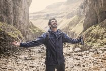 Альпініст стоїть на міцній місцевості — стокове фото