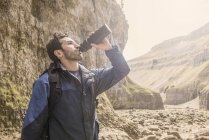 Alpiniste boire de la bouteille d'eau — Photo de stock