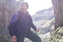 Bergsteiger steht in unwegsamem Gelände — Stockfoto