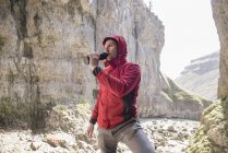 Bergsteiger trinkt aus Wasserflasche — Stockfoto