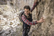Альпініст перетинає скелястий виступ — стокове фото