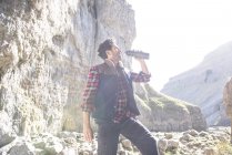 Bergsteiger trinkt aus Wasserflasche — Stockfoto