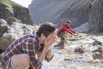 Alpinisti che si lavano nel torrente — Foto stock