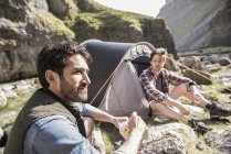 Альпіністи їдять у базовому таборі — стокове фото