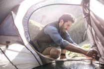 Bergsteiger schlagen Zelt auf — Stockfoto