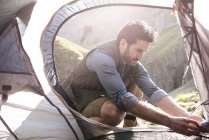 Mountaineer pitching tent — Stock Photo