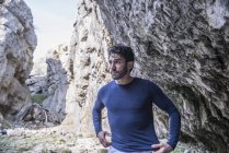 Альпинист, стоящий на пересеченной местности — стоковое фото