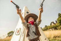 Ragazzo gioca cowboy e indiani al di fuori — Foto stock