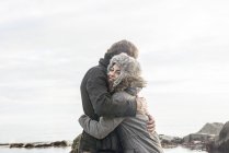 Coppia abbraccio sulla spiaggia — Foto stock