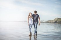 Пара насолоджується літнім днем на пляжі — стокове фото