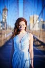 Mulher de vestido azul na ponte Brooklyn — Fotografia de Stock