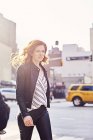 Frau läuft die New Yorker Straße entlang — Stockfoto