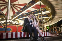 Couple câlin par carrousel — Photo de stock