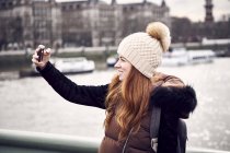 Mujer toma selfie en Parlamento puente - foto de stock