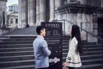 Couple examining stand near St Pauls Cathedral — Stock Photo