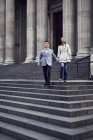 Casal andando escadas abaixo perto da Catedral de St Pauls — Fotografia de Stock