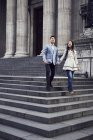 Couple walking down stairs near St Pauls Cathedral — Stock Photo