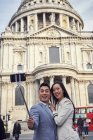 Пара беручи selfie проти St Паулс собор — стокове фото