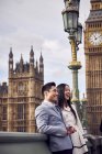 Пара, стоящая на Вестминстерском мосту — стоковое фото