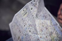 Tourist holding map of London — Stock Photo