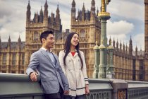 Couple standing on Westminster Bridge — Stock Photo