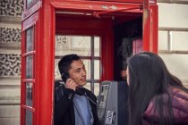 Coppia fare una telefonata durante la visita della città — Foto stock