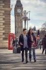 Пара прогулки и осмотр достопримечательностей в Лондоне — стоковое фото