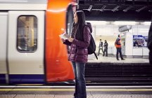 Japanese woman standing at tube station — Stock Photo