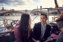 Пара разговаривает во время плавания по реке Темза — стоковое фото