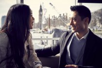 Пара разговаривает во время плавания по реке Темза — стоковое фото