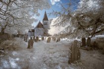 Церква Богоявлення в англійській сільській місцевості — стокове фото