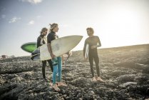 Trois hommes se préparent à surfer — Photo de stock