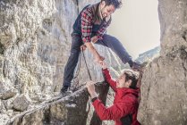 Zwei Bergsteiger helfen sich gegenseitig — Stockfoto