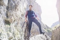 Bergsteiger mit Seil stehend — Stockfoto