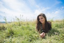 Woman enjoys sunny day in meadow — Stock Photo