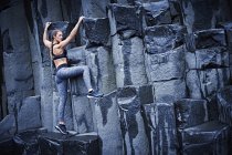 Mujer joven y segura escalada - foto de stock