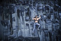 Giovane donna sicura di sé arrampicata — Foto stock