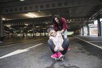 Couple s'amuser avec skateboard . — Photo de stock