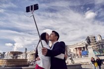 Coppia scattare selfie su piazza trafalgar — Foto stock