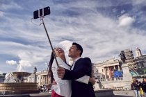 Пара делает селфи на трафальгарской площади — стоковое фото