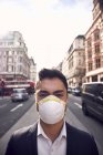 Hombre lleva máscara de filtro - foto de stock