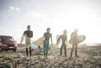 Hommes se préparant à surfer — Photo de stock
