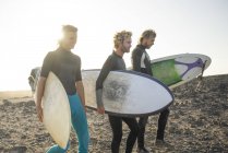 Мужчины готовятся к серфингу — стоковое фото